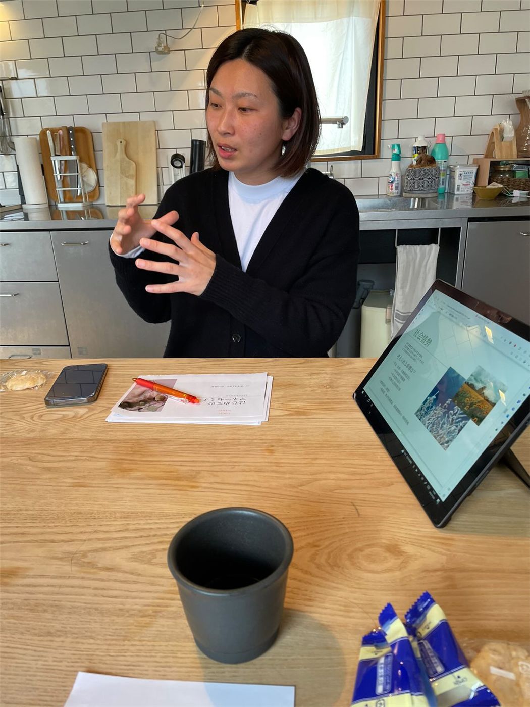 相談者と話す代表 佐竹麻美