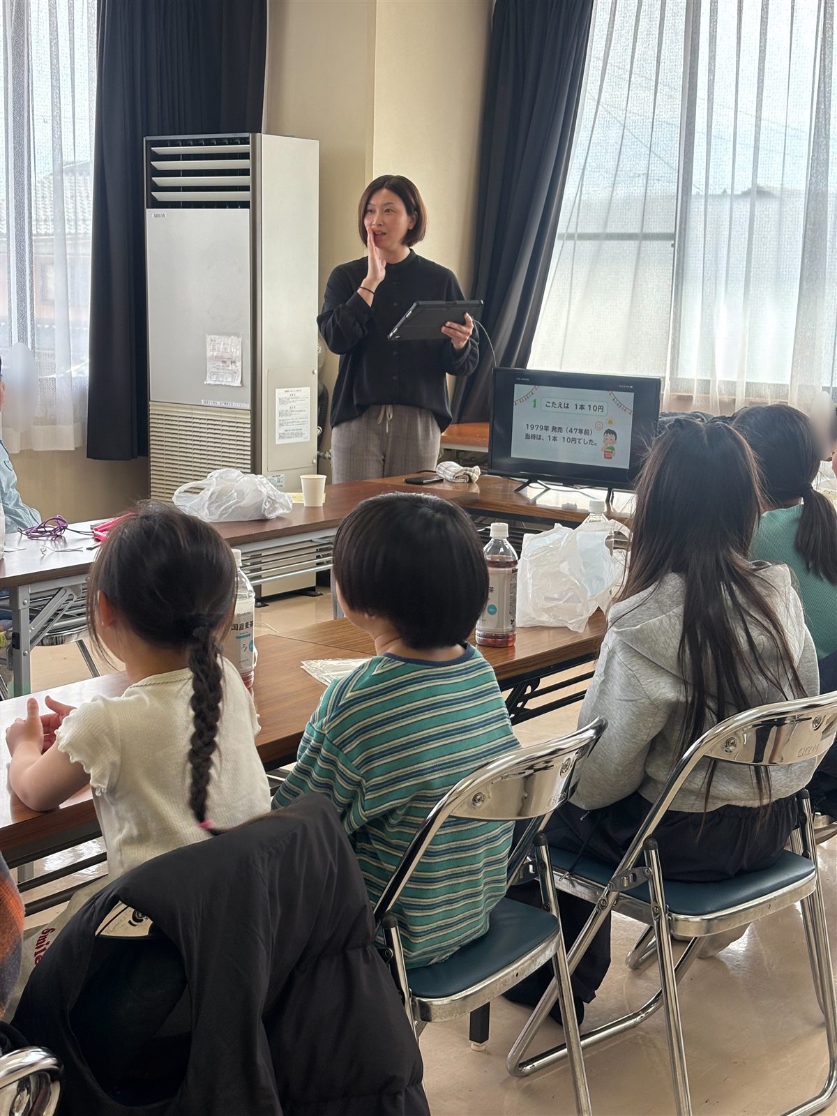 子ども向けマネーセミナーで話す佐竹